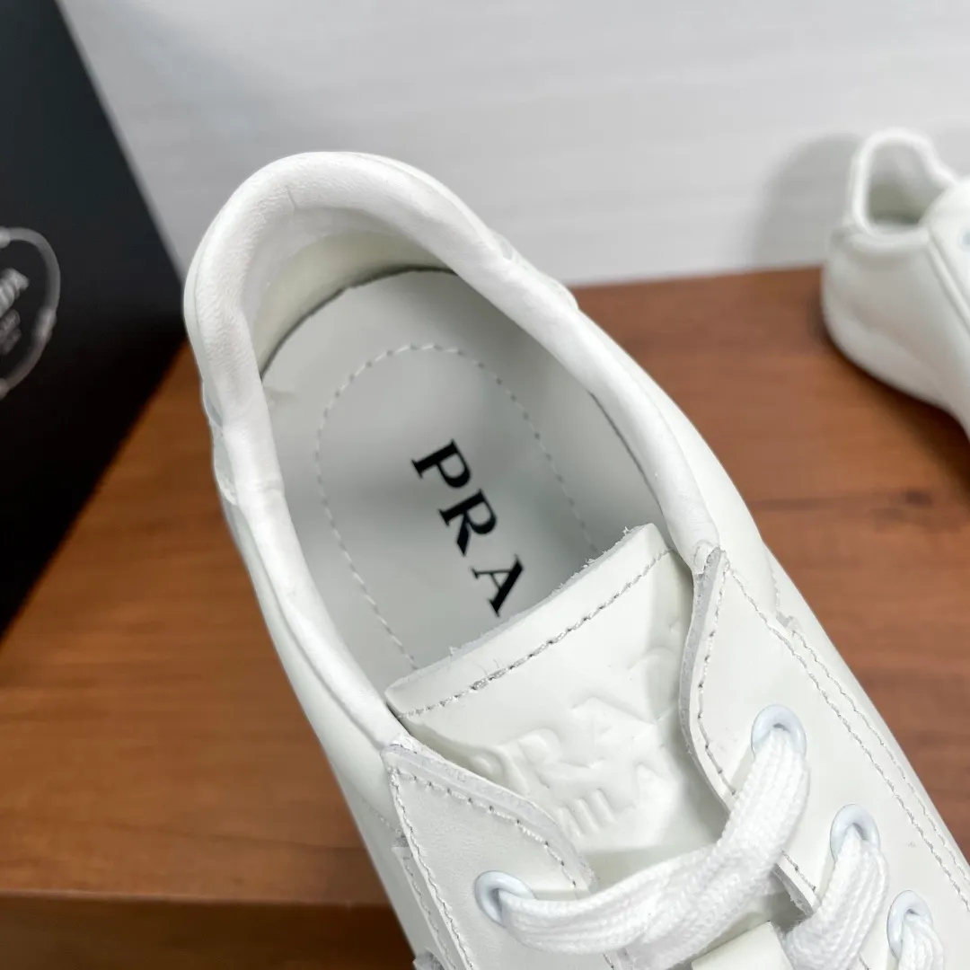 💰720 Code: YS003342 Prada/Prada men’s new leather sneakers. This sneaker is made of imported calf leather and is inspired by classic aesthetic concepts. The tongue is decorated with the recognizable P RADA MILANO embossed logo, the outside is decorated with the classic triangular metal enamel logo, and the all-metal enamel eyelets further enhance the style. Equipped with 3.5cm iconic red label lightweight elastic rubber soles, fabric and cowhide mixed lining, and silk-printed logo cowhide foot pads. The style is versatile and durable, comfortable and breathable, and comes with a full set of original packaging dust bags! Code number: 39-40-41-42-43-44 standard leather shoe code (45 can be customized but returns and exchanges are not supported) Item number: 2EE768 white